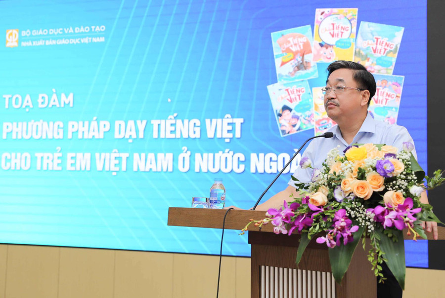 Ông Hoàng Lê Bách, Tổng Giám đốc NXBGDVN phát biểu tại tọa đàm.