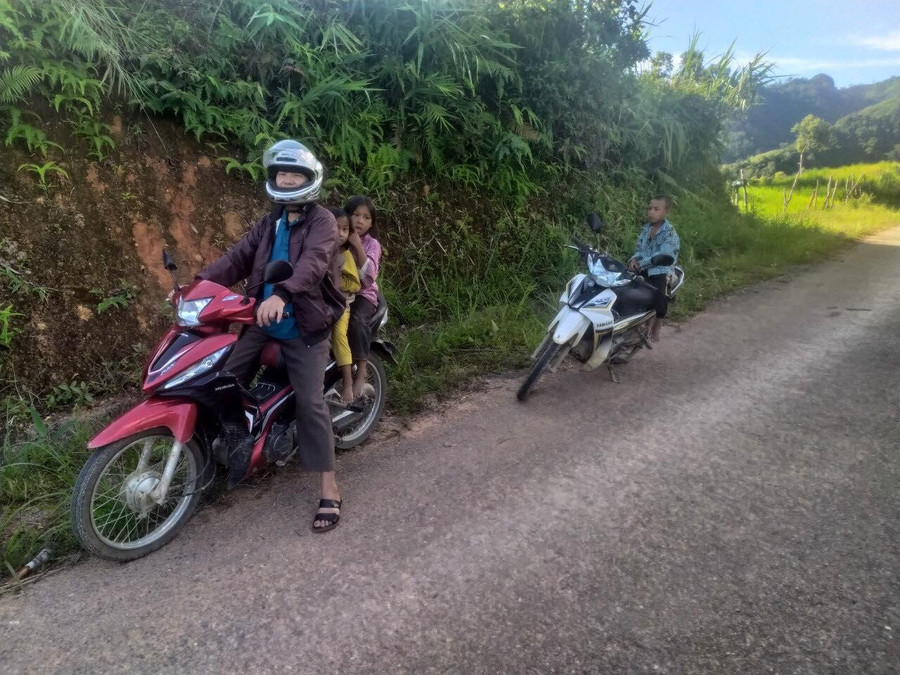 Giáo viên Trường PTDTBT Tiểu học Pa Ủ (Mường Tè, Lai Châu) xuống từng thôn bản đón học sinh lớp 1 tựu trường.