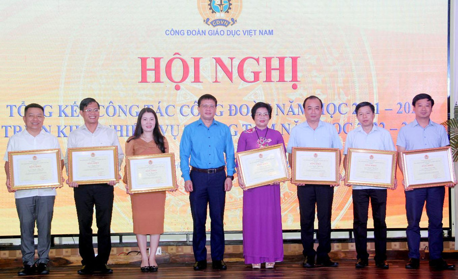 Chủ tịch CĐGD Việt Nam Nguyễn Ngọc Ân (đứng giữa) trao Bằng khen cho các cá nhân Chủ tịch CĐGD Việt Nam Nguyễn Ngọc Ân (đứng giữa) trao Bằng khen cho các cá nhân