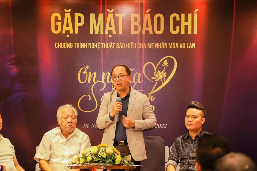 Ông Nguyễn Mạnh Hưng, Tổng biên tập báo Tuổi trẻ Thủ đô (đứng) trao đổi tại họp báo.