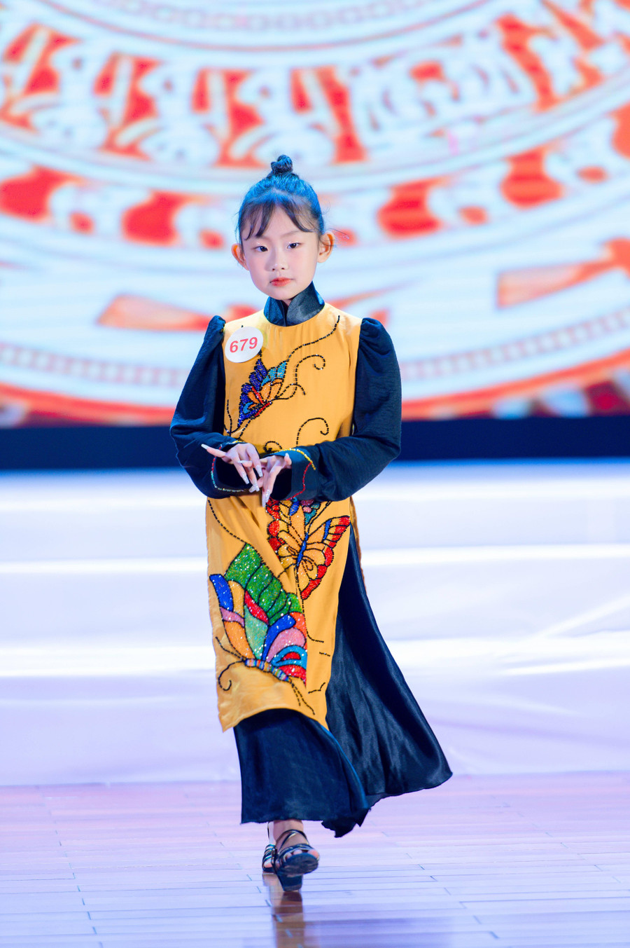 Phạm Mai Trang sinh năm 2013, là học sinh trường Tiểu học và THCS Văn Phú, TP Yên Bái, Yên Bái. Em thích ca hát, nhảy, múa, bơi lội và ước mong trở thành người mẫu chuyên nghiệp.