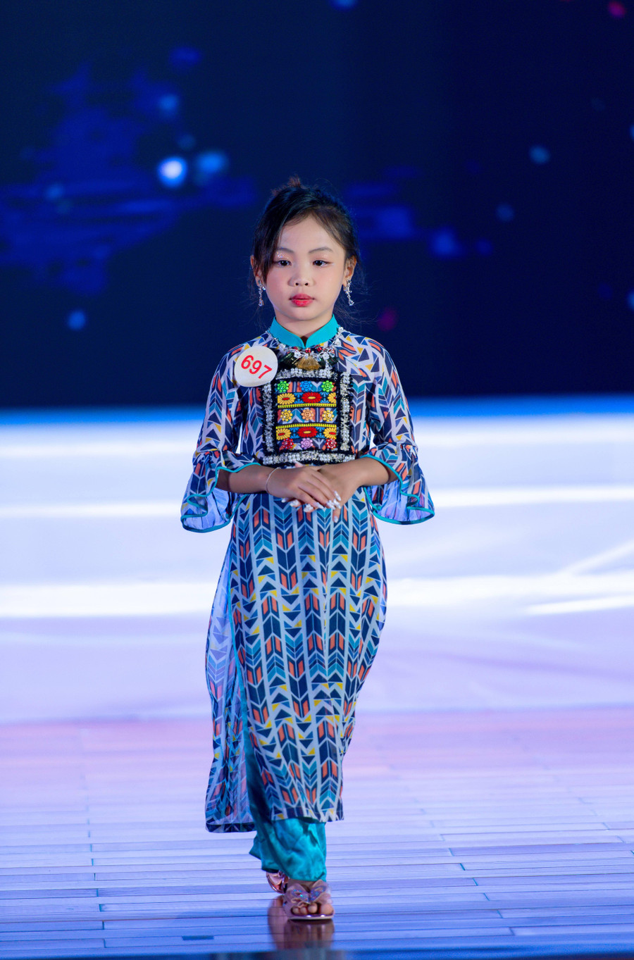 Lương Thị Diệu Linh sinh năm 2016, học sinh trường Tiểu học Bạch Hà, Yên Bình, Yên Bái cũng có sở thích nhảy và trình diễn catwalk, có niềm đam mê đặc biệt với vẽ tranh và thiết kế trang phục cho búp bê. Ước mơ của em là trở thành nhà thiết kế thời trang. Đến với cuộc thi Tìm kiếm Đại sứ Áo dài Trẻ em, Diệu Linh rất vui vì có thể mặc trên mình những chiếc áo dài và truyền cảm hứng đến các bạn trẻ đồng trang lứa về vẻ đẹp của tà áo dài Việt Nam.