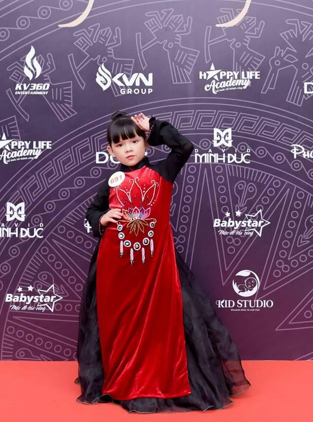 Nguyễn Võ Huyền My sinh năm 2016, học sinh lớp 1 trường Tiểu học Nguyễn Trãi, TP Yên Bái, em thích được trình diễn thời trang, học toán, bơi lội và ước mơ trở thành bác sĩ trong tương lai.