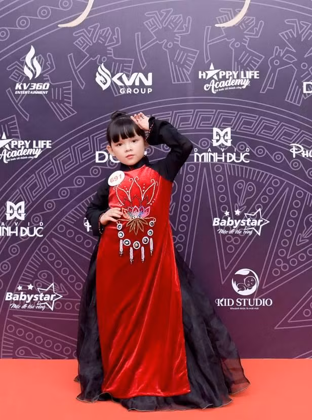 Nguyễn Võ Huyền My sinh năm 2016, học sinh lớp 1 trường Tiểu học Nguyễn Trãi, TP Yên Bái, em thích được trình diễn thời trang, học toán, bơi lội và ước mơ trở thành bác sĩ trong tương lai.