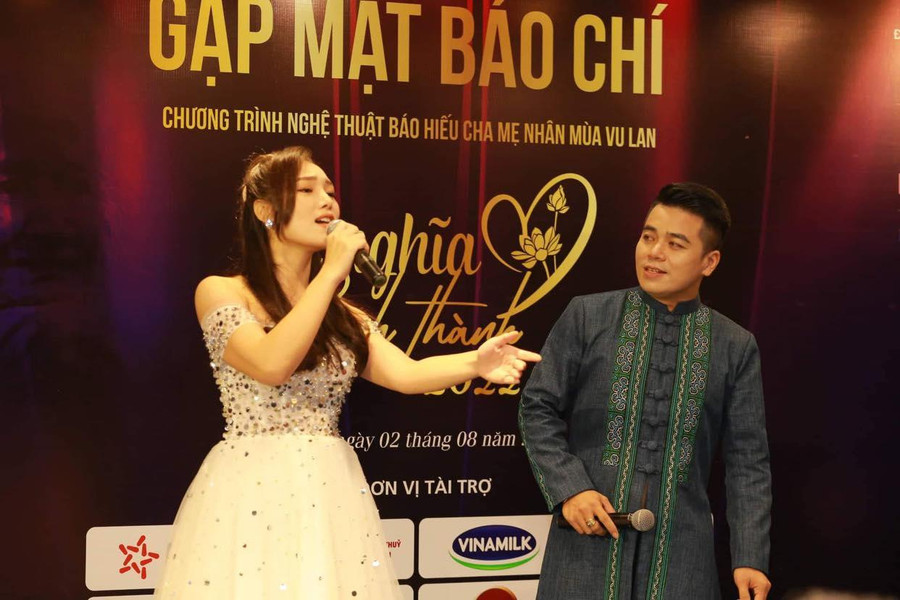 Ca sĩ Phương Mai (trái) và David Lê biểu diễn tại họp báo.