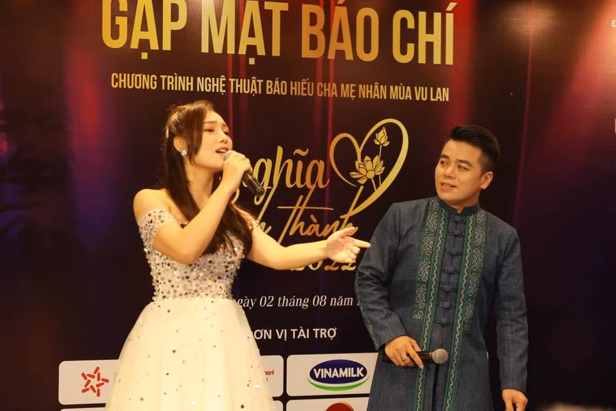 Ca sĩ Phương Mai (trái) và David Lê biểu diễn tại họp báo. Ca sĩ Phương Mai (trái) và David Lê biểu diễn tại họp báo.