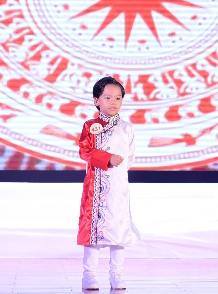 Nguyễn Từ Minh Đức sinh năm 2016 ở thị trấn Vôi, Lạng Giang, Bắc Giang. Khi chưa được 3 tuổi, em đã biết đọc chữ và hiểu nghĩa chữ (khi đó chưa biết bảng chữ cái hay dấu tiếng Việt, chỉ biết bảng chữ cái tiếng Anh). Em có sở thích giải đố Sudoku, học toán, học tiếng Anh và làm mẫu ảnh và ước mong trở thành doanh nhân thành đạt để có điều kiện giúp đỡ được những hoàn cảnh khó khăn.