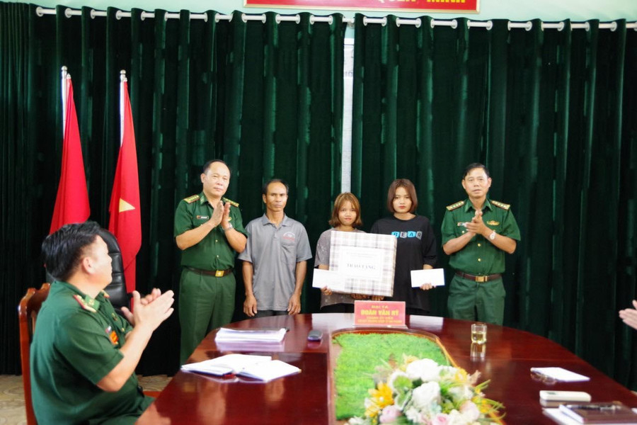 2 nạn nhân nữ (đứng giữa) được Bộ đội Biên phòng giải cứu thành công
