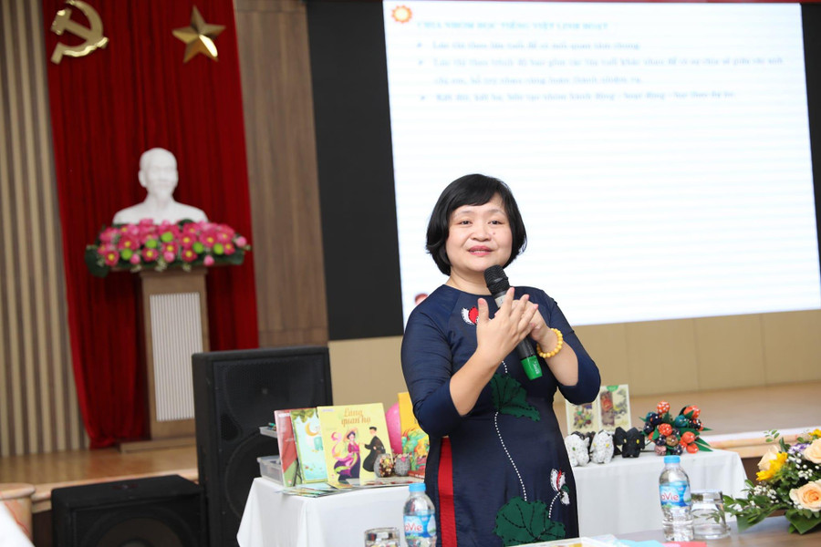 Tác giả Nguyễn Thụy Anh trao đổi trong buổi ra mắt sách. Tác giả Nguyễn Thụy Anh trao đổi trong buổi ra mắt sách.