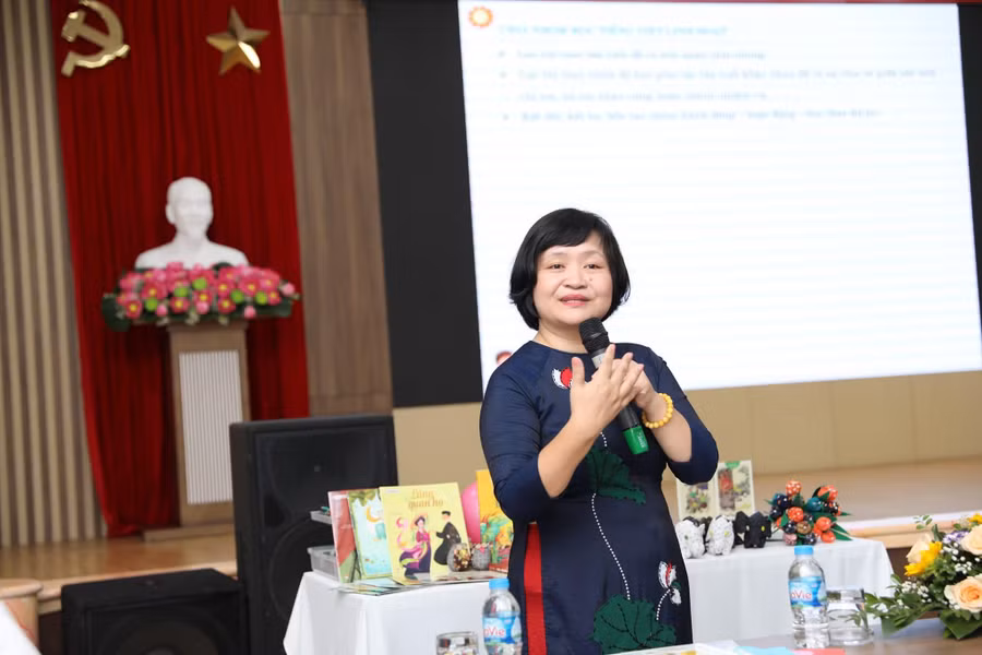 Tác giả Nguyễn Thụy Anh trao đổi trong buổi ra mắt sách.