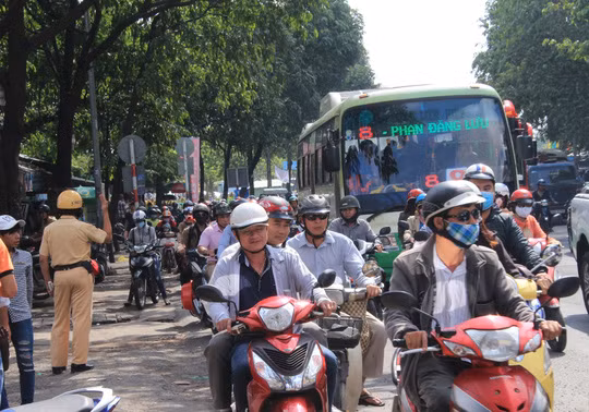  Đoạn trước Bến xe Miền Đông, lực lượng CSGT tăng cường điều tiết nhưng đến 9 giờ 30 phút cùng ngày, ùn tắc vẫn chưa giảm 