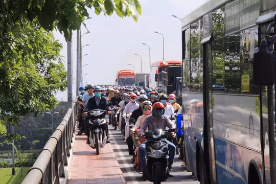  Hàng trăm xe máy nối đuôi nhau leo 2 bên hành lang cầu Bình Triệu 2 để di chuyển 