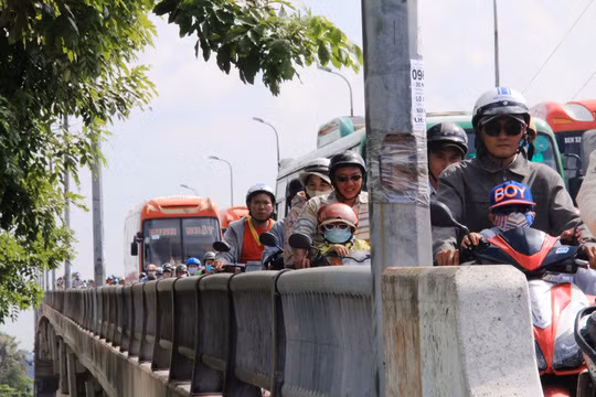  Nhiều người chật vật di chuyển qua đoạn kẹt xe để kịp giờ làm giờ học 