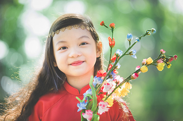 Nụ cười "tỏa nắng" của các thiên thần nhí Sài Gòn ảnh 8 Cô bé Misa mới 5 tuổi nhưng đã ra dáng người lớn.