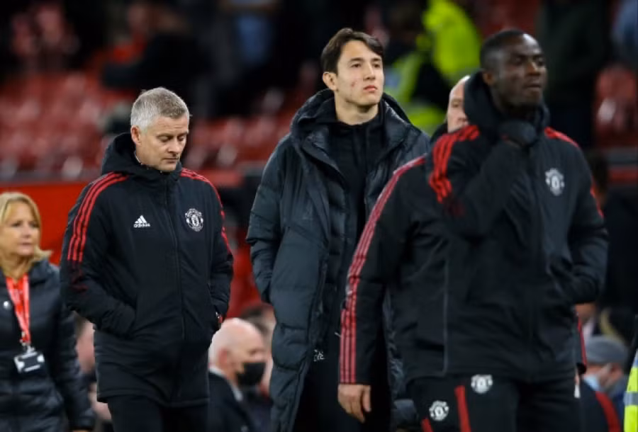 Solskjaer giận dữ với các cầu thủ Man Utd sau trận thua thảm Liverpool.