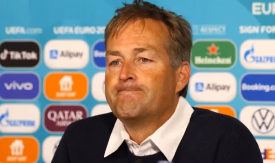 HLV Đan Mạch bật khóc khi nhắc về sự cố của học trò.