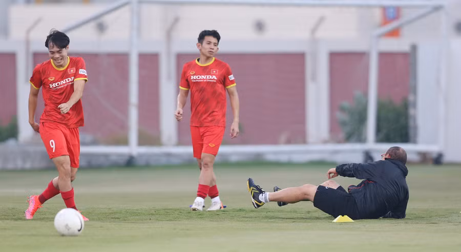 Văn Toàn, Hồng Duy "hành" cho thầy Park ngã sõng soài.