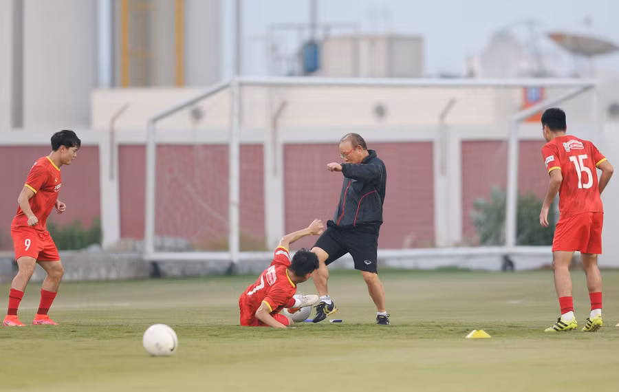 Hồng Duy xoạc bóng không được nên bị ngã, làm thầy Park càng cười sảng khoái hơn.