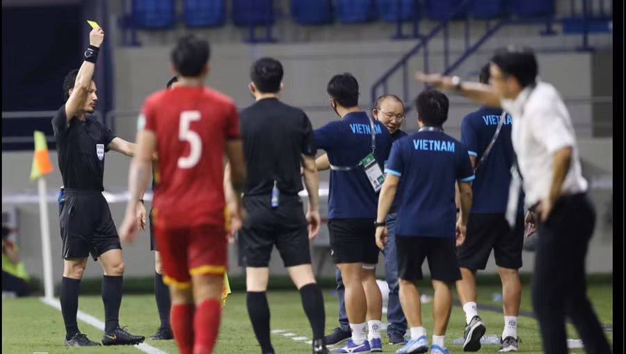 Thầy Park nhận thẻ vàng vì bảo vệ Hồng Duy trong trận thắng Malaysia 2-1.