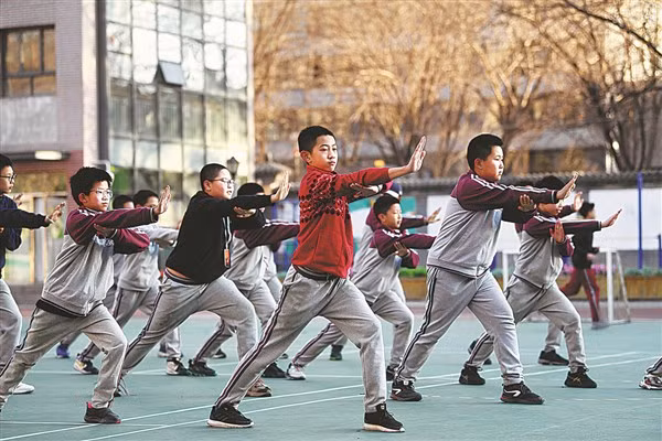 Học sinh tại Trường Trung học Bắc Kinh học võ thuật trong giờ Thể dục.