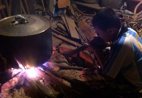 Các em được trải nghiệm gói, luộc bánh chưng vào dịp Tết Nguyên đán.