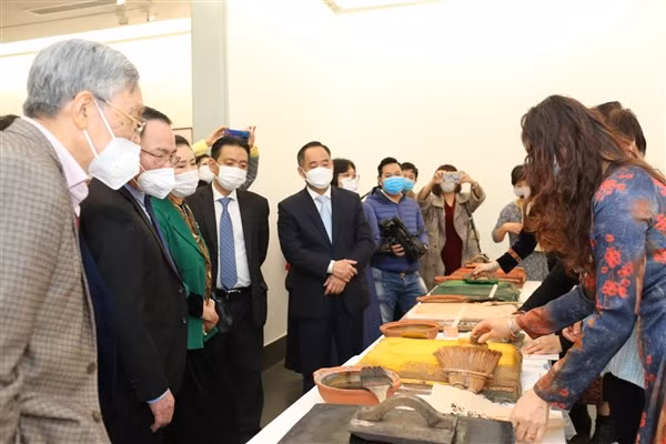 Công chúng trải nghiệm tại triển lãm “Sắc xuân”.