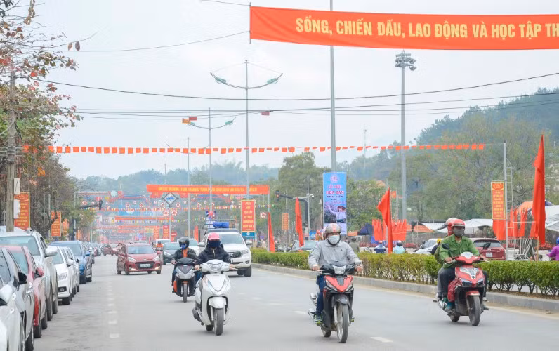 Những ngày giáp Tết, thành phố Điện Biên Phủ (tỉnh Điện Biên) như khoác tấm áo mới, cờ hoa rực rỡ.