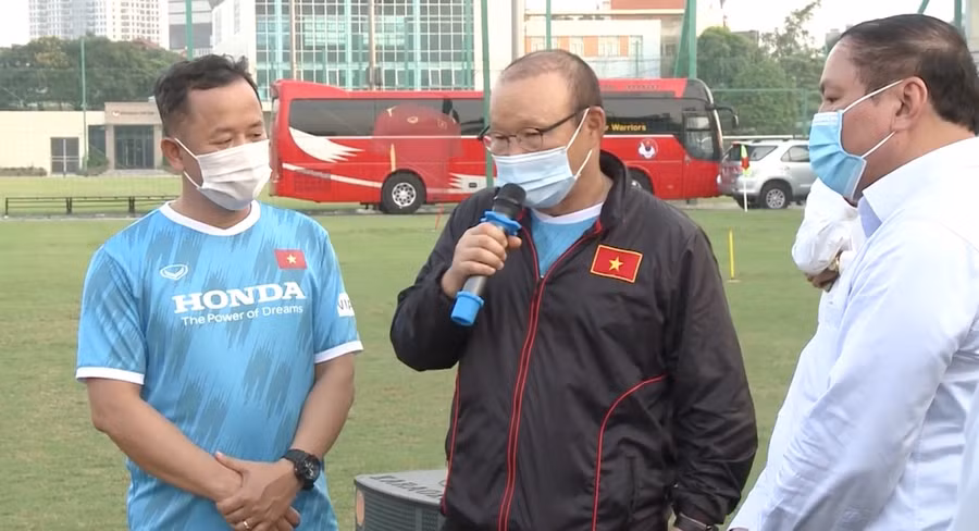 HLV Park Hang-seo phát biểu trước Bộ trưởng Bộ Văn hoá, Thể thao và Du lịch.