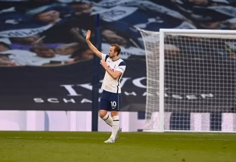 Kane đi vòng quanh sân chào người hâm mộ Tottenham.