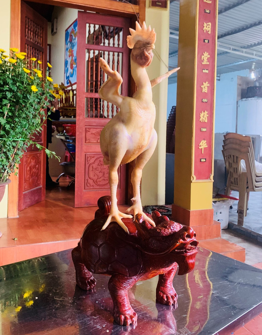 Thế gà bay cưỡi rùa được tạo rất kỳ công (Ảnh: V.D). Thế gà bay cưỡi rùa được tạo rất kỳ công (Ảnh: V.D).