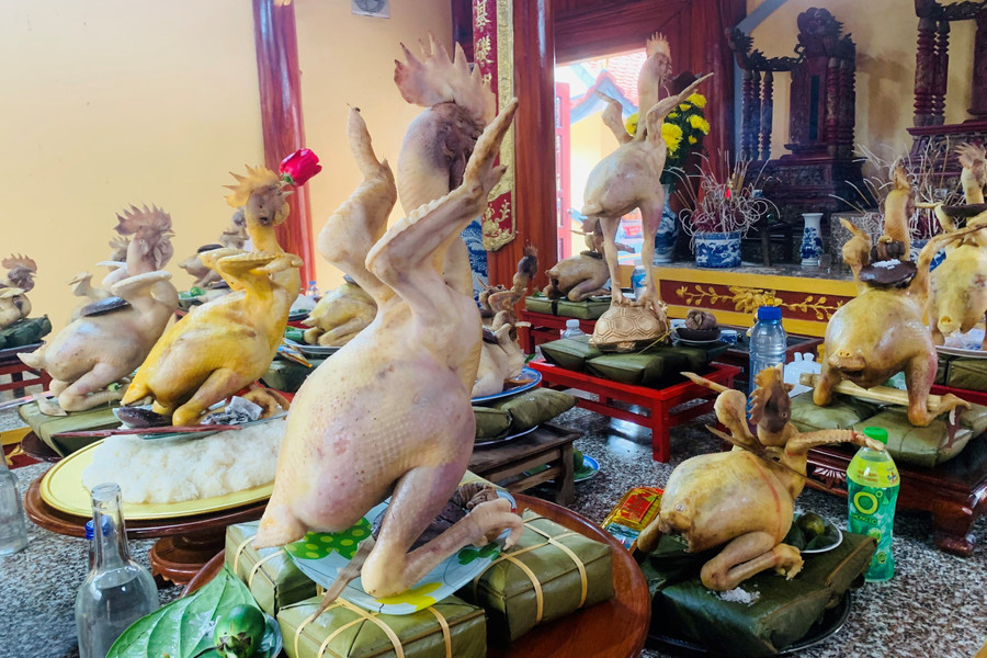 Việc tạo các thế gà độc đáo trên mâm cổ trở thành nét văn hóa của các dòng họ ở Hà Tĩnh (Ảnh: V.D). Việc tạo các thế gà độc đáo trên mâm cổ trở thành nét văn hóa của các dòng họ ở Hà Tĩnh (Ảnh: V.D).