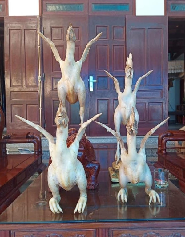 Để hoàn thành một con gà thế phải mất khoảng 4 tiếng đồng hồ và không phải ai cũng làm được (Ảnh: V.D). Để hoàn thành một con gà thế phải mất khoảng 4 tiếng đồng hồ và không phải ai cũng làm được (Ảnh: V.D).