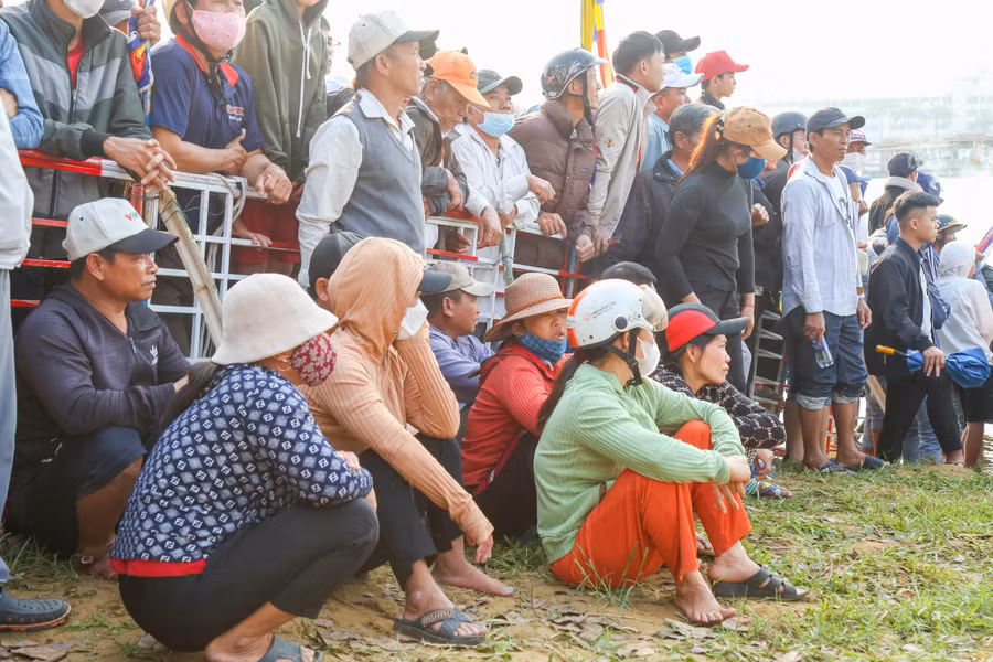 Hàng nghìn khán giả có mặt từ sáng sớm để theo dõi diễn biến của giải đua và cổ vũ cho các đội ghe.
