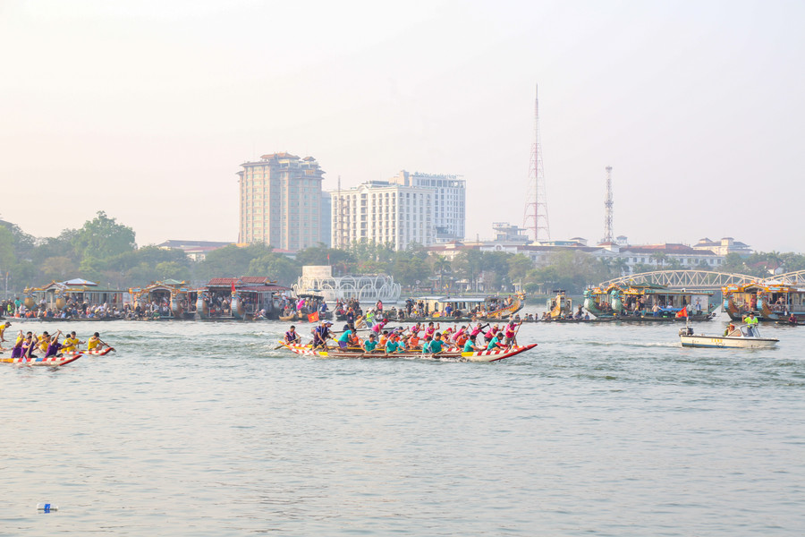 Giải đua ghe truyền thống TP Huế được tổ chức tại sông Hương và sông Đông Ba. Giải đua ghe truyền thống TP Huế được tổ chức tại sông Hương và sông Đông Ba.