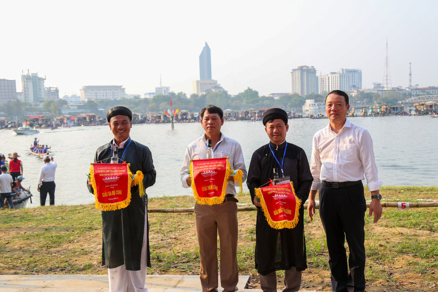 Giải đua ghe truyền thống góp phần gắn chặt tình đoàn kết, đồng thời đáp ứng nhu cầu thưởng thức văn hoá, thể thao của quần chúng nhân dân. (Ảnh: Hoàng Hải) Giải đua ghe truyền thống góp phần gắn chặt tình đoàn kết, đồng thời đáp ứng nhu cầu thưởng thức văn hoá, thể thao của quần chúng nhân dân. (Ảnh: Hoàng Hải)