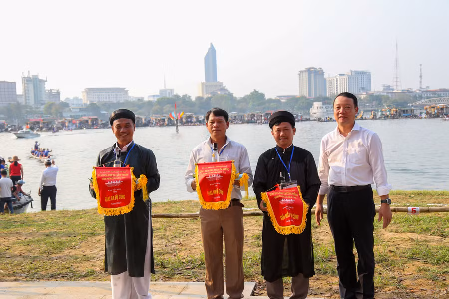 Giải đua ghe truyền thống góp phần gắn chặt tình đoàn kết, đồng thời đáp ứng nhu cầu thưởng thức văn hoá, thể thao của quần chúng nhân dân. (Ảnh: Hoàng Hải)