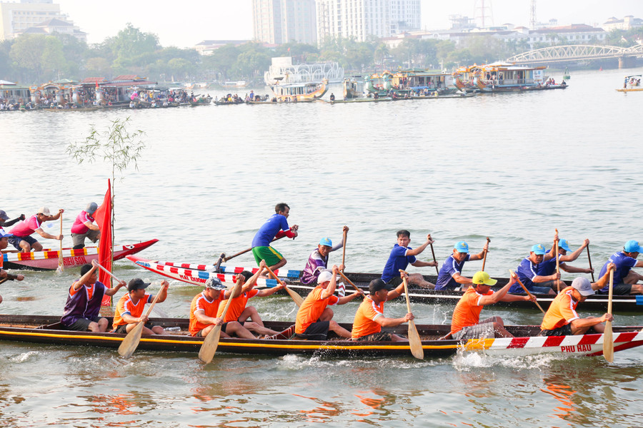 Giải đua diễn ra đầy kịch tính, hấp dẫn trong tiếng reo hò, cổ vũ của hàng nghìn khán giả. Giải đua diễn ra đầy kịch tính, hấp dẫn trong tiếng reo hò, cổ vũ của hàng nghìn khán giả.