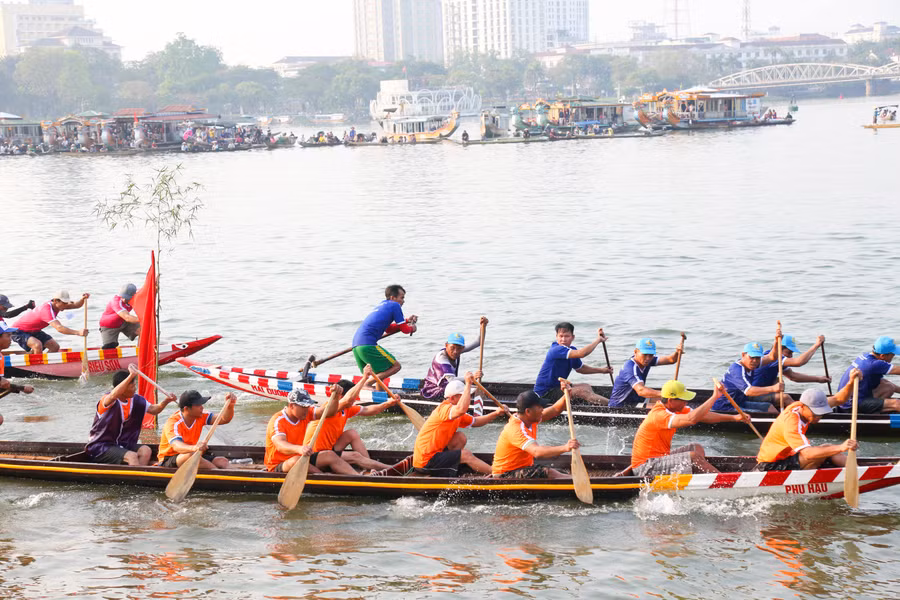 Giải đua diễn ra đầy kịch tính, hấp dẫn trong tiếng reo hò, cổ vũ của hàng nghìn khán giả.