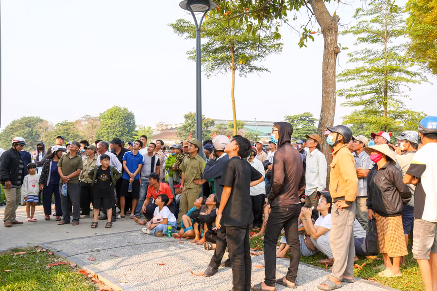 Ngoài theo dõi trực tiếp, Ban tổ chức còn bố trí thêm các màn hình led tại công viên Trịnh Công Sơn để khán giả dễ dàng theo dõi diễn biến giải đua.