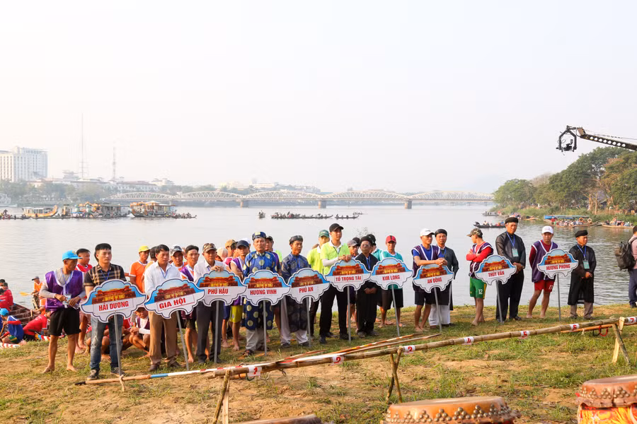 Các đội tham gia giải đua ghe.