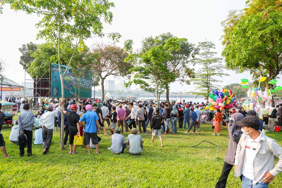 Ngay từ sáng sớm, hàng nghìn người dân đã có mặt tại công viên Trịnh Công Sơn và khu vực dọc sông Đông Ba để theo dõi giải đua. Ngay từ sáng sớm, hàng nghìn người dân đã có mặt tại công viên Trịnh Công Sơn và khu vực dọc sông Đông Ba để theo dõi giải đua.