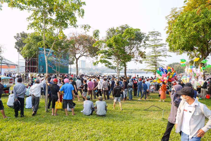 Ngay từ sáng sớm, hàng nghìn người dân đã có mặt tại công viên Trịnh Công Sơn và khu vực dọc sông Đông Ba để theo dõi giải đua.
