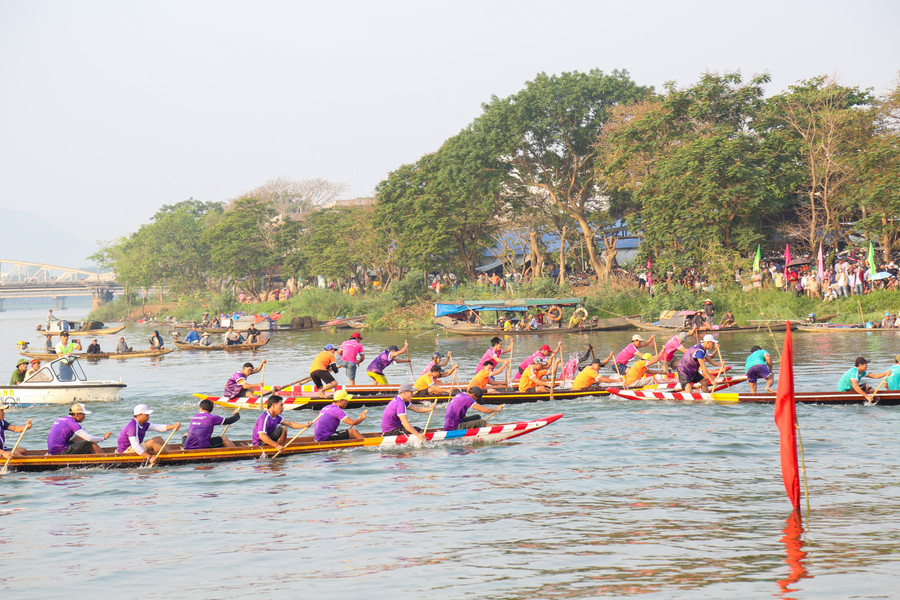 Các đội thi đấu bằng loại ghe 9 người và tham gia tranh tài 9 độ đua. Các đội thi đấu bằng loại ghe 9 người và tham gia tranh tài 9 độ đua.