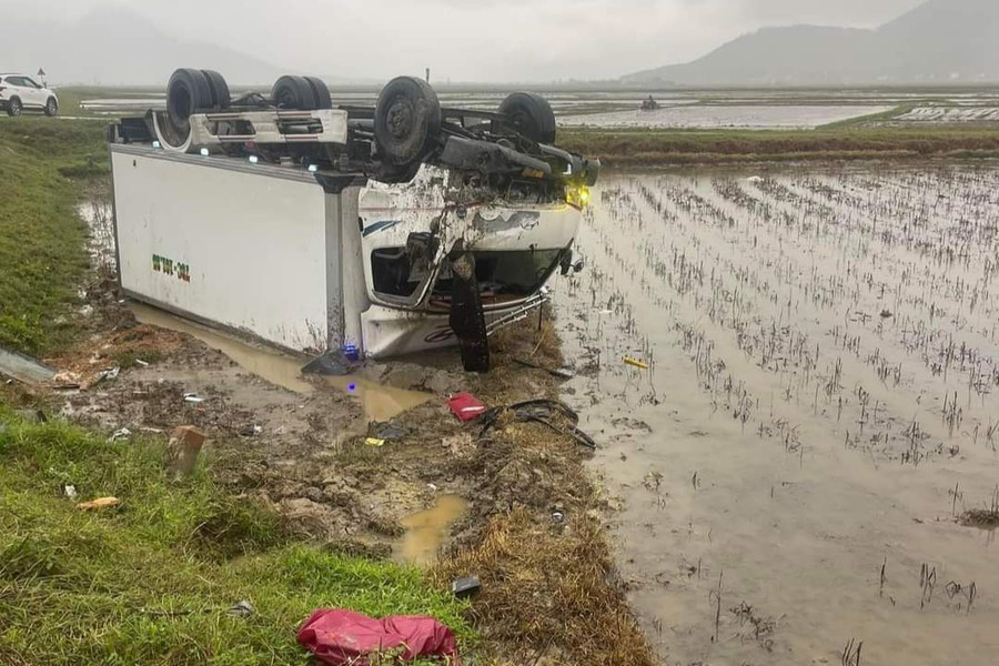 Xe tải bị lật xuống ruộng và biến dạng phần đầu. (Ảnh: CTV)