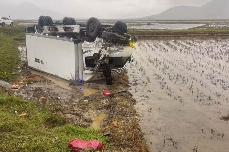 Xe tải bị lật xuống ruộng và biến dạng phần đầu. (Ảnh: CTV)
