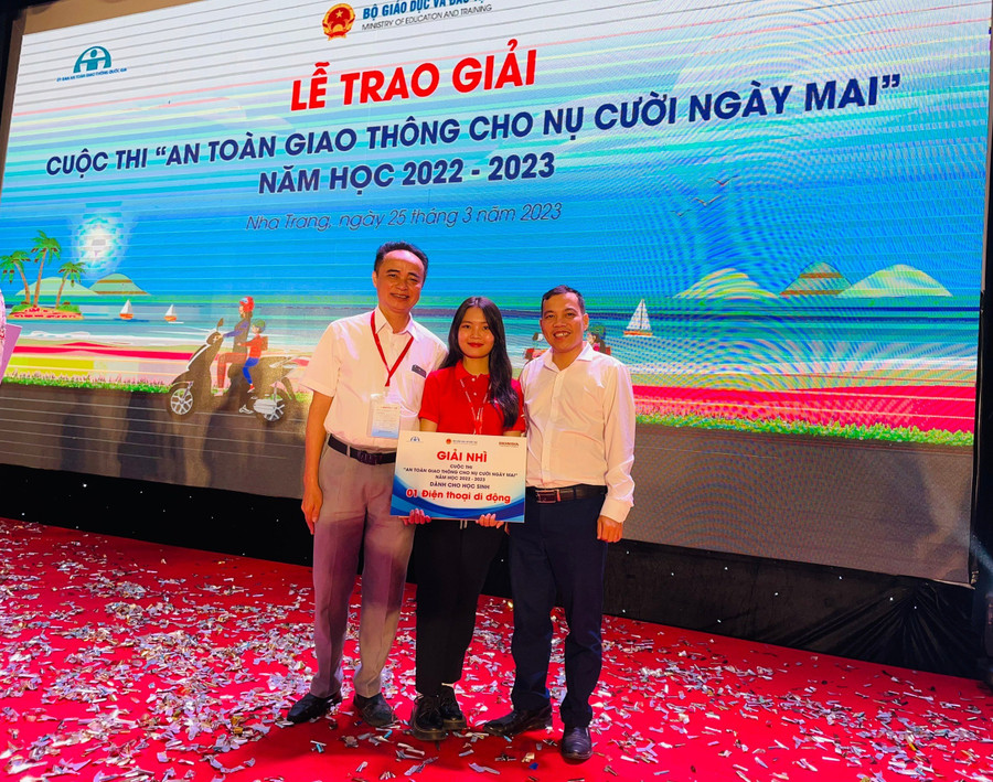 Thầy và trò Trường THPT Cẩm Bình nhận giải Nhì cuộc thi “An toàn giao thông cho nụ cười ngày mai” cấp Quốc gia tại thành phố Nha Trang. (Ảnh: Hồ Tứ). Thầy và trò Trường THPT Cẩm Bình nhận giải Nhì cuộc thi “An toàn giao thông cho nụ cười ngày mai” cấp Quốc gia tại thành phố Nha Trang. (Ảnh: Hồ Tứ).