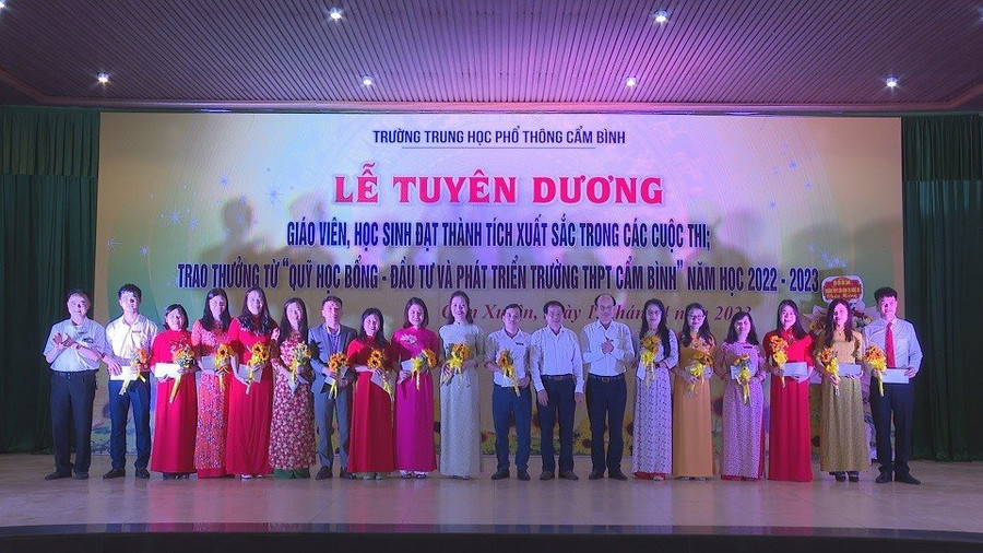 Giáo viên và học sinh Trường THPT Cẩm Bình nhận hoa chúc mừng, giấy khen tại lễ tuyên dương. (Ảnh: Hồ Tứ). Giáo viên và học sinh Trường THPT Cẩm Bình nhận hoa chúc mừng, giấy khen tại lễ tuyên dương. (Ảnh: Hồ Tứ).
