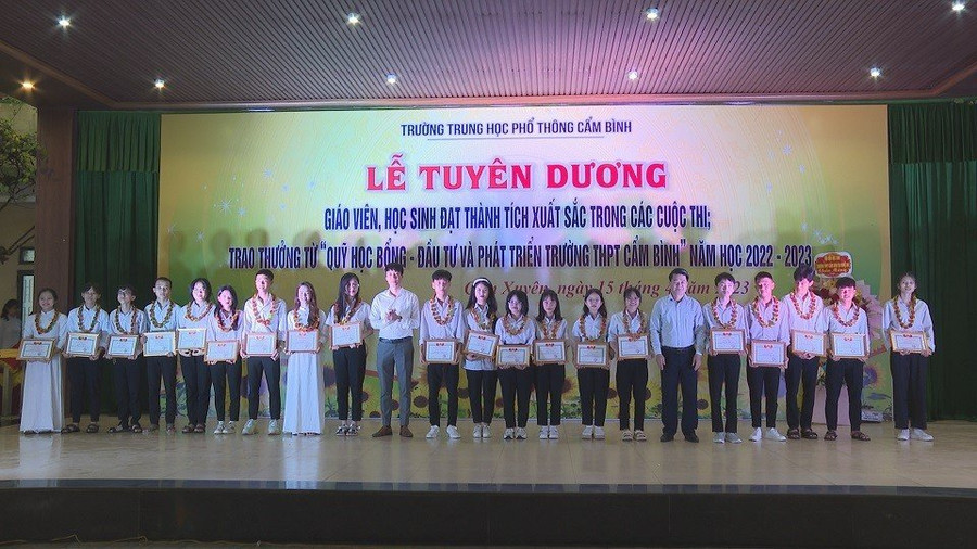 Trường THPT Cẩm Bình tổ chức Lễ tuyên dương giáo viên, học sinh đạt thành tích xuất sắc trong các cuộc thi năm học 2022-2023. (Ảnh: Hồ Tứ).