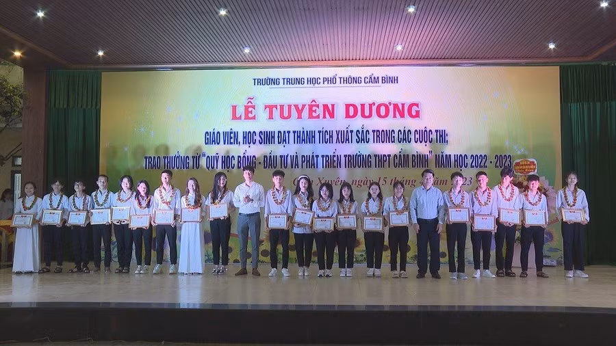 Trường THPT Cẩm Bình tổ chức Lễ tuyên dương giáo viên, học sinh đạt thành tích xuất sắc trong các cuộc thi năm học 2022-2023. (Ảnh: Hồ Tứ).