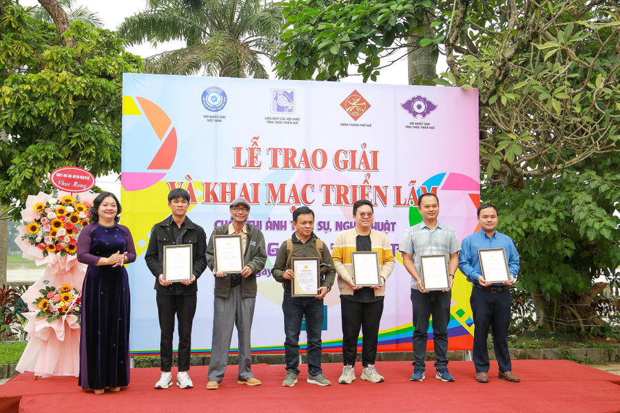 Trao giấy chứng nhận cho các tác giả tham gia cuộc thi. Trao giấy chứng nhận cho các tác giả tham gia cuộc thi.